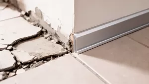 Wykończenie płytek podłogowych przy ścianie