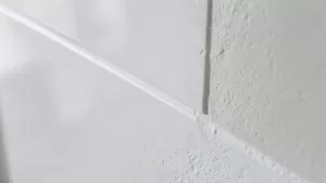Wykończenie płytek przy ścianie